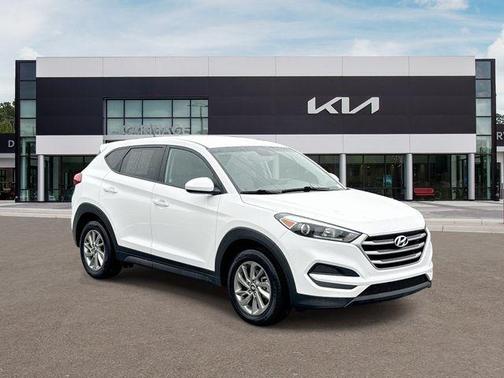 Dazzling White 2017 Hyundai TUCSON SE