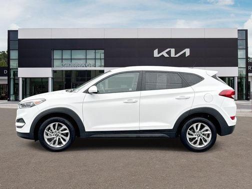 Dazzling White 2017 Hyundai TUCSON SE