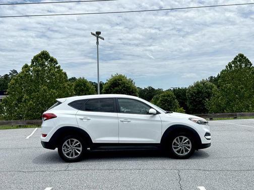 Dazzling White 2017 Hyundai TUCSON SE
