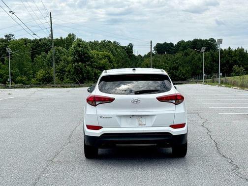 Dazzling White 2017 Hyundai TUCSON SE