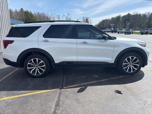 White 2023 Ford Explorer ST-Line