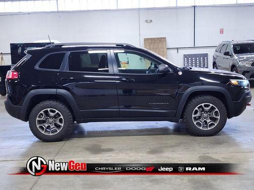 Diamond Black Crystal Pearlcoat 2020 Jeep Cherokee Trailhawk