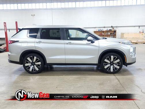 Alloy Silver Metallic 2025 Mitsubishi Outlander SE S-AWC