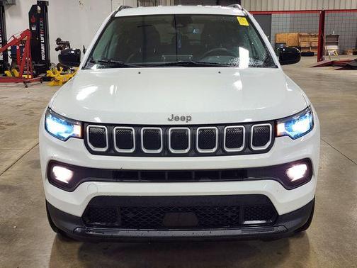 Bright White Clearcoat 2022 Jeep Compass Latitude