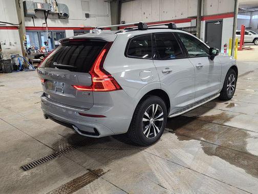 2024 Volvo XC60 B5 Core Dark Theme
