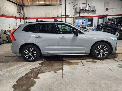 2024 Volvo XC60 B5 Core Dark Theme