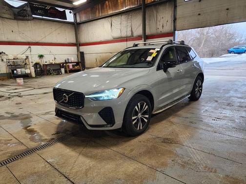 2024 Volvo XC60 B5 Core Dark Theme