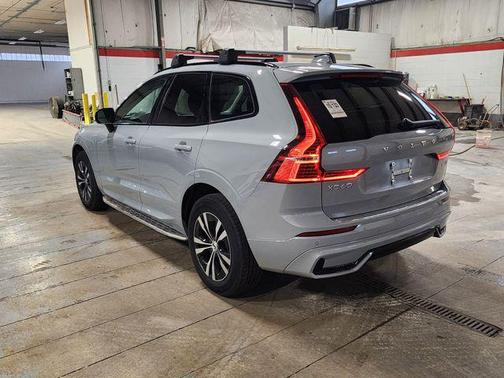 2024 Volvo XC60 B5 Core Dark Theme