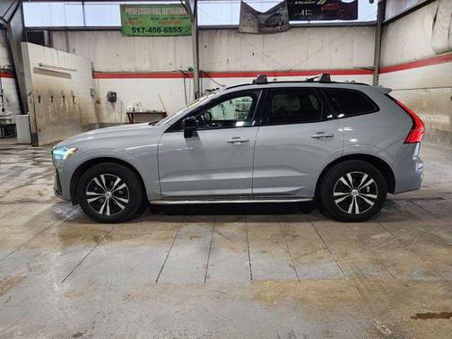 2024 Volvo XC60 B5 Core Dark Theme