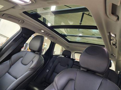 2024 Volvo XC60 B5 Core Dark Theme