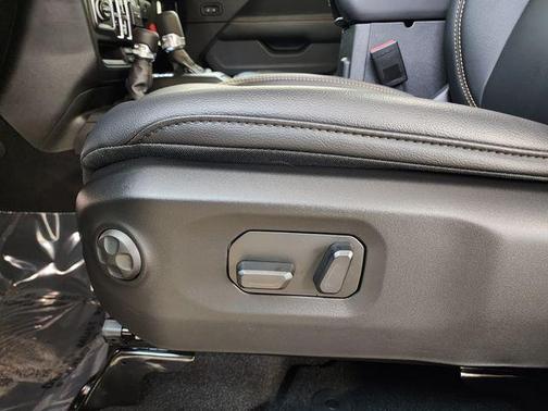 Black Clearcoat 2026 Jeep Gladiator Sahara 4x4