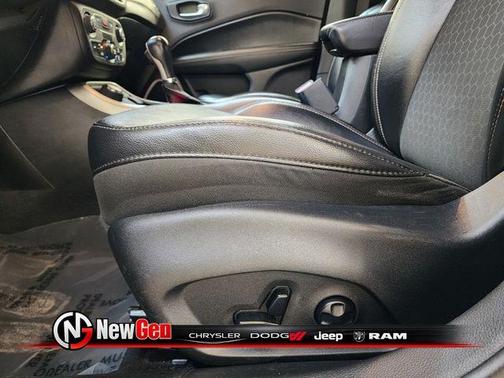 Diamond Black Crystal Pearlcoat 2019 Jeep Compass Latitude