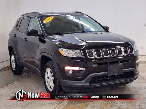 Diamond Black Crystal Pearlcoat 2019 Jeep Compass Latitude