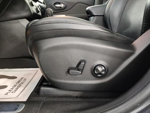 2019 Jeep Cherokee Overland