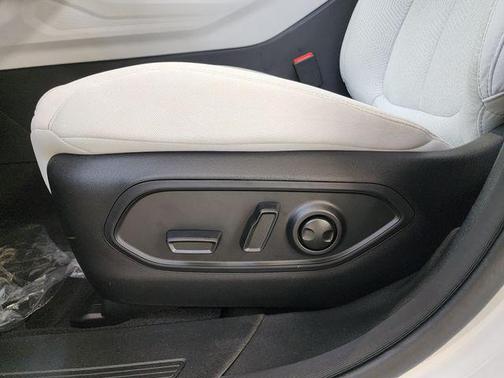Bright White Clearcoat 2026 Jeep Cherokee Laredo