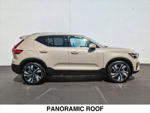 2025 Volvo XC40 B5 Plus Bright Theme