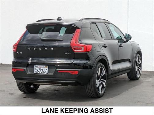 2025 Volvo XC40 B5 Plus Dark Theme