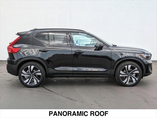 2025 Volvo XC40 B5 Plus Dark Theme