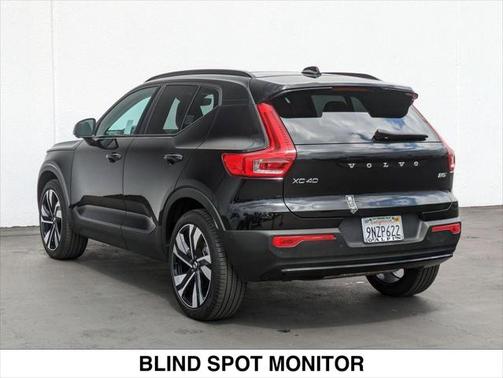 2025 Volvo XC40 B5 Plus Dark Theme