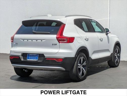 2025 Volvo XC40 B5 Core Bright Theme
