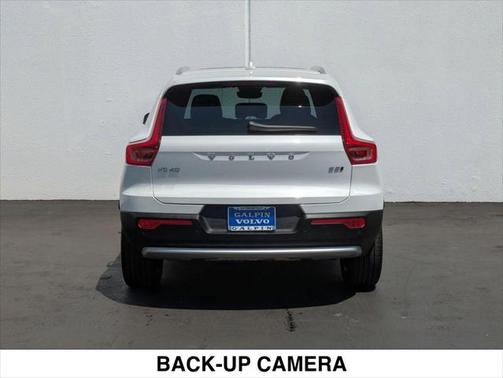 2025 Volvo XC40 B5 Core Bright Theme