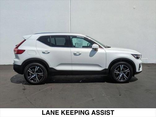 2025 Volvo XC40 B5 Core Bright Theme