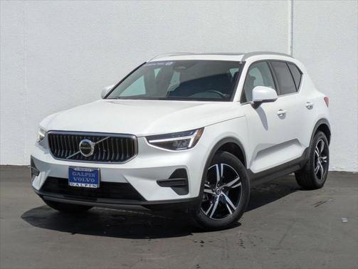 2025 Volvo XC40 B5 Core Bright Theme