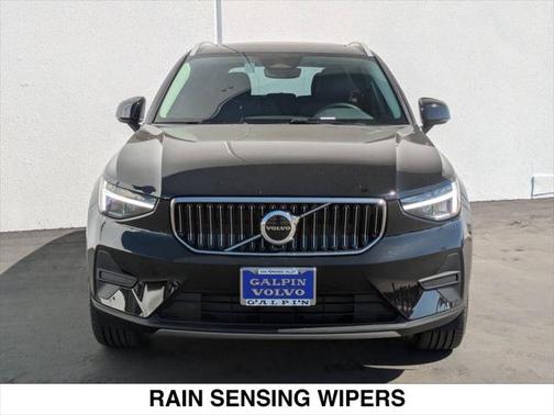 2025 Volvo XC40 B5 Core Bright Theme