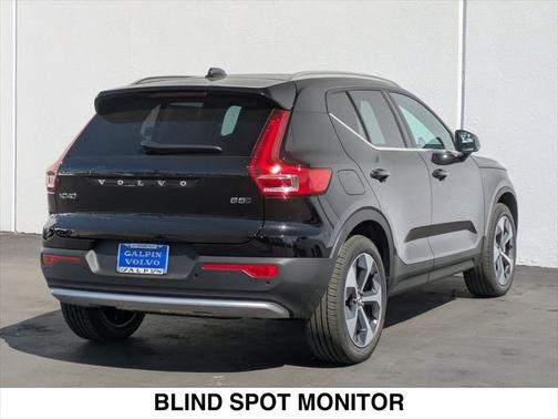 2025 Volvo XC40 B5 Core Bright Theme