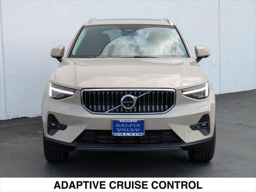 2025 Volvo XC40 B5 Ultra Bright Theme