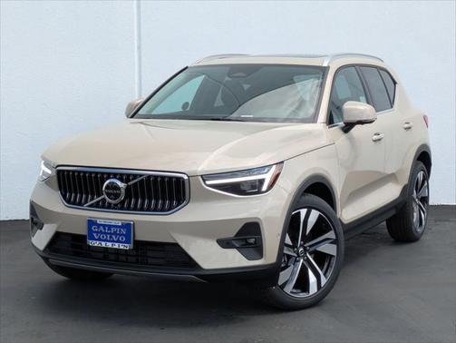 2025 Volvo XC40 B5 Ultra Bright Theme