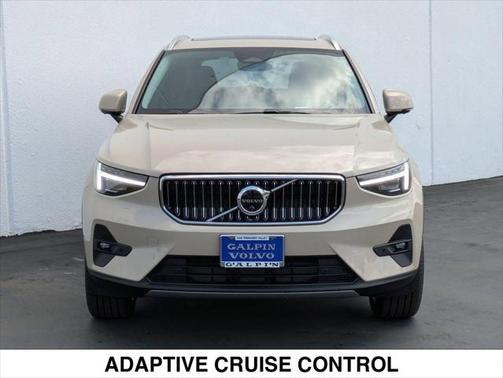 2025 Volvo XC40 B5 Ultra Bright Theme