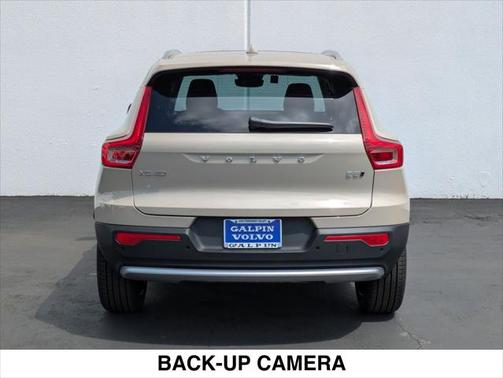 2025 Volvo XC40 B5 Ultra Bright Theme