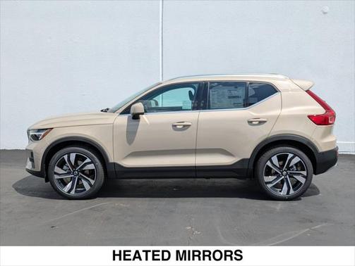 2025 Volvo XC40 B5 Ultra Bright Theme