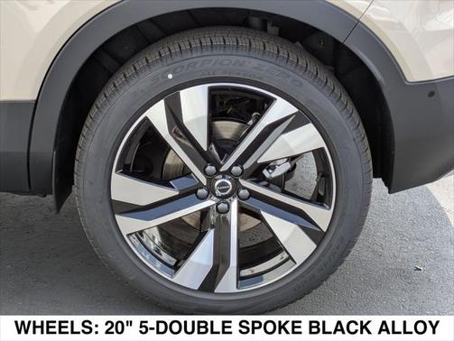 2025 Volvo XC40 B5 Ultra Bright Theme