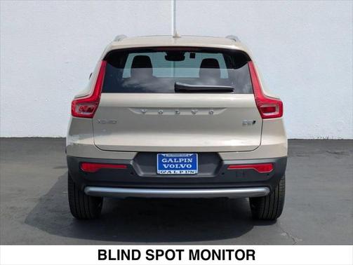 2025 Volvo XC40 B5 Ultra Bright Theme