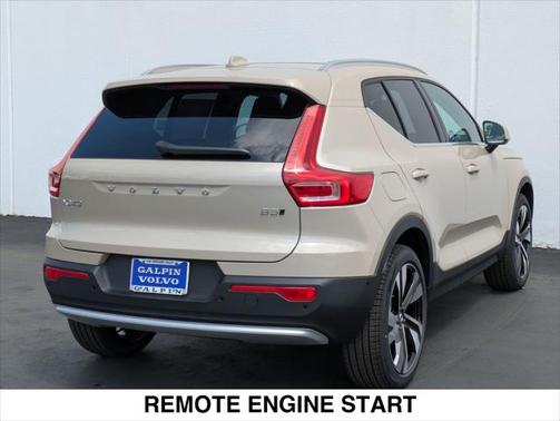 2025 Volvo XC40 B5 Ultra Bright Theme