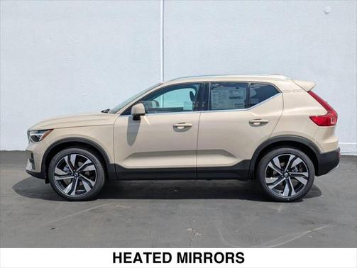 2025 Volvo XC40 B5 Ultra Bright Theme