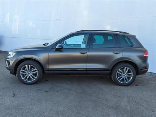 Photo 2 of 38 of 2016 Volkswagen Touareg VR6 Lux