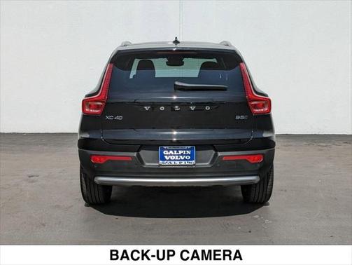2025 Volvo XC40 B5 Core Bright Theme