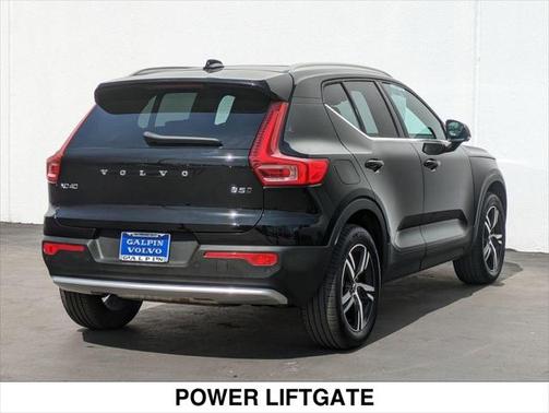 2025 Volvo XC40 B5 Core Bright Theme