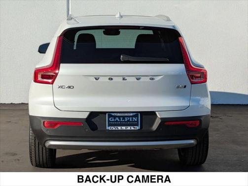 2025 Volvo XC40 B5 Core Bright Theme