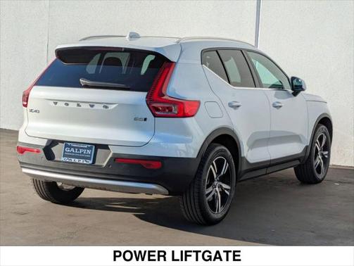 2025 Volvo XC40 B5 Core Bright Theme