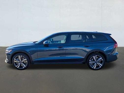 2024 Volvo V60 Cross Country Plus