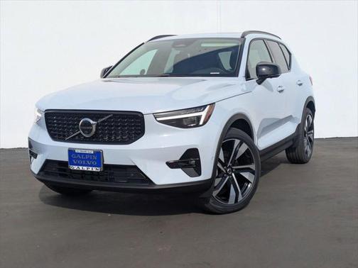 2025 Volvo XC40 B5 Ultra Dark Theme