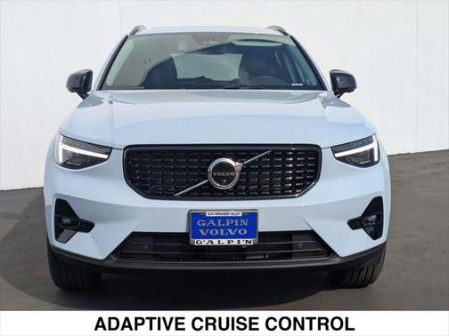 2025 Volvo XC40 B5 Ultra Dark Theme