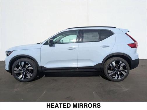 2025 Volvo XC40 B5 Ultra Dark Theme
