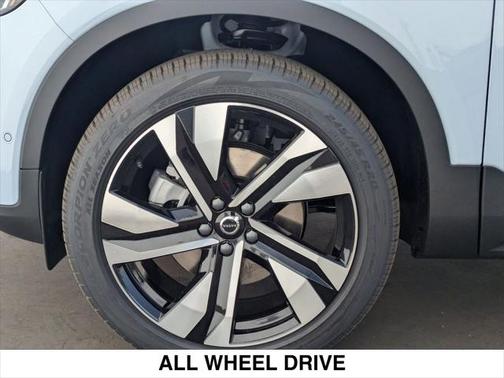 2025 Volvo XC40 B5 Ultra Dark Theme