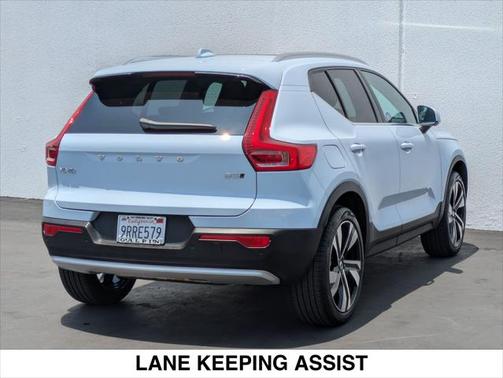 2025 Volvo XC40 B5 Plus Bright Theme