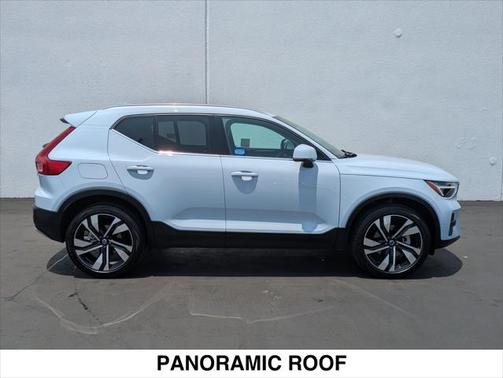 2025 Volvo XC40 B5 Plus Bright Theme